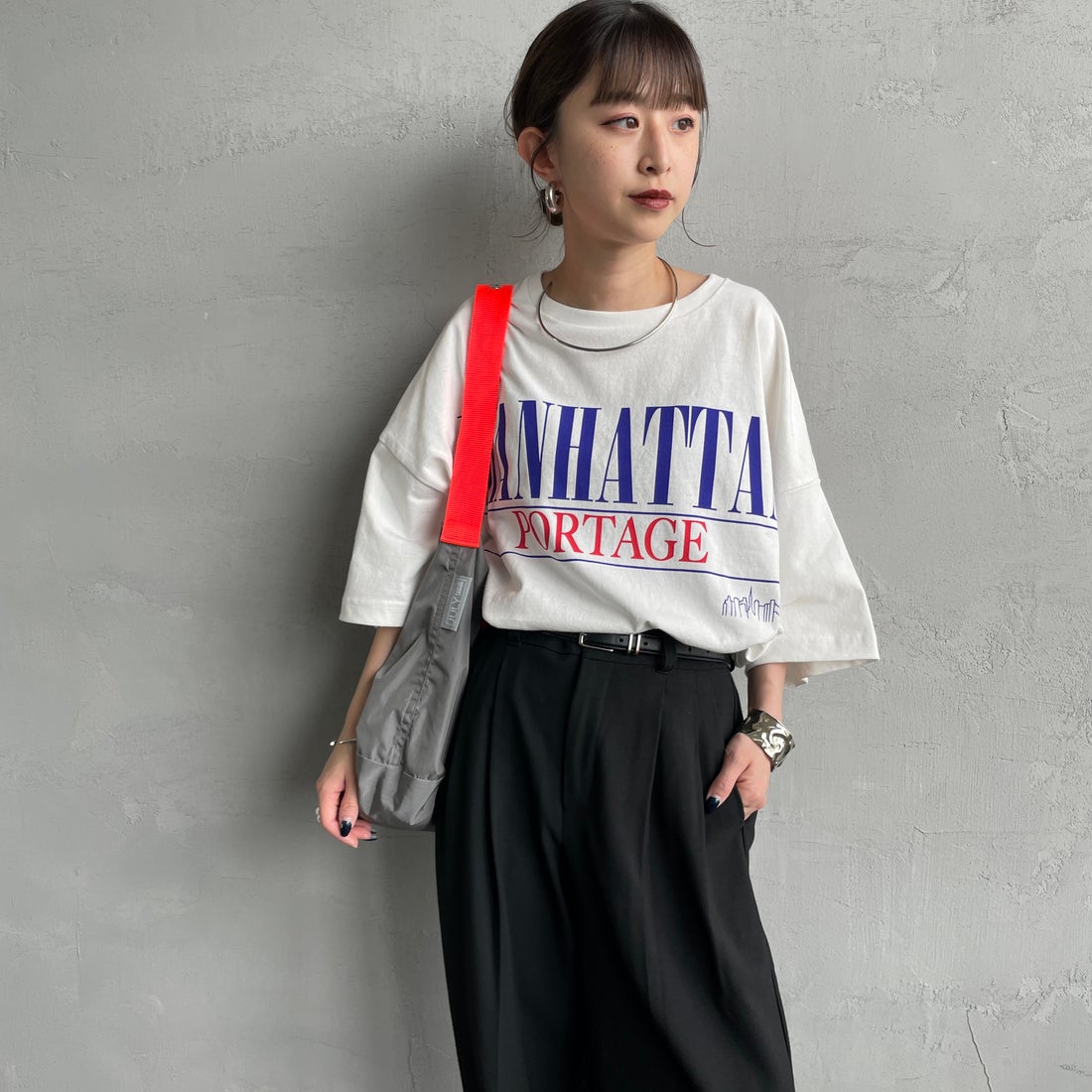 MANHATTAN PORTAGE [マンハッタンポーテージ] 別注 ショート丈 ロゴプリントTシャツ [26SSMP-INL017-JF] WHITE &&モデル身長：150cm 着用サイズ：F&&