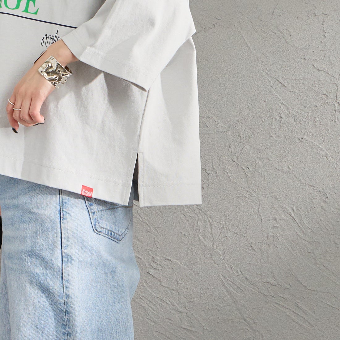 MANHATTAN PORTAGE [マンハッタンポーテージ] 別注 ショート丈 ロゴプリントTシャツ [26SSMP-INL017-JF] L.GRAY &&モデル身長：150cm 着用サイズ：F&&