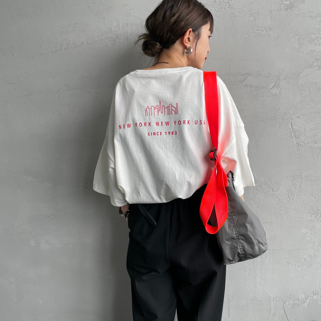 MANHATTAN PORTAGE [マンハッタンポーテージ] 別注 ショート丈 ロゴプリントTシャツ [26SSMP-INL017-JF] WHITE &&モデル身長：150cm 着用サイズ：F&&