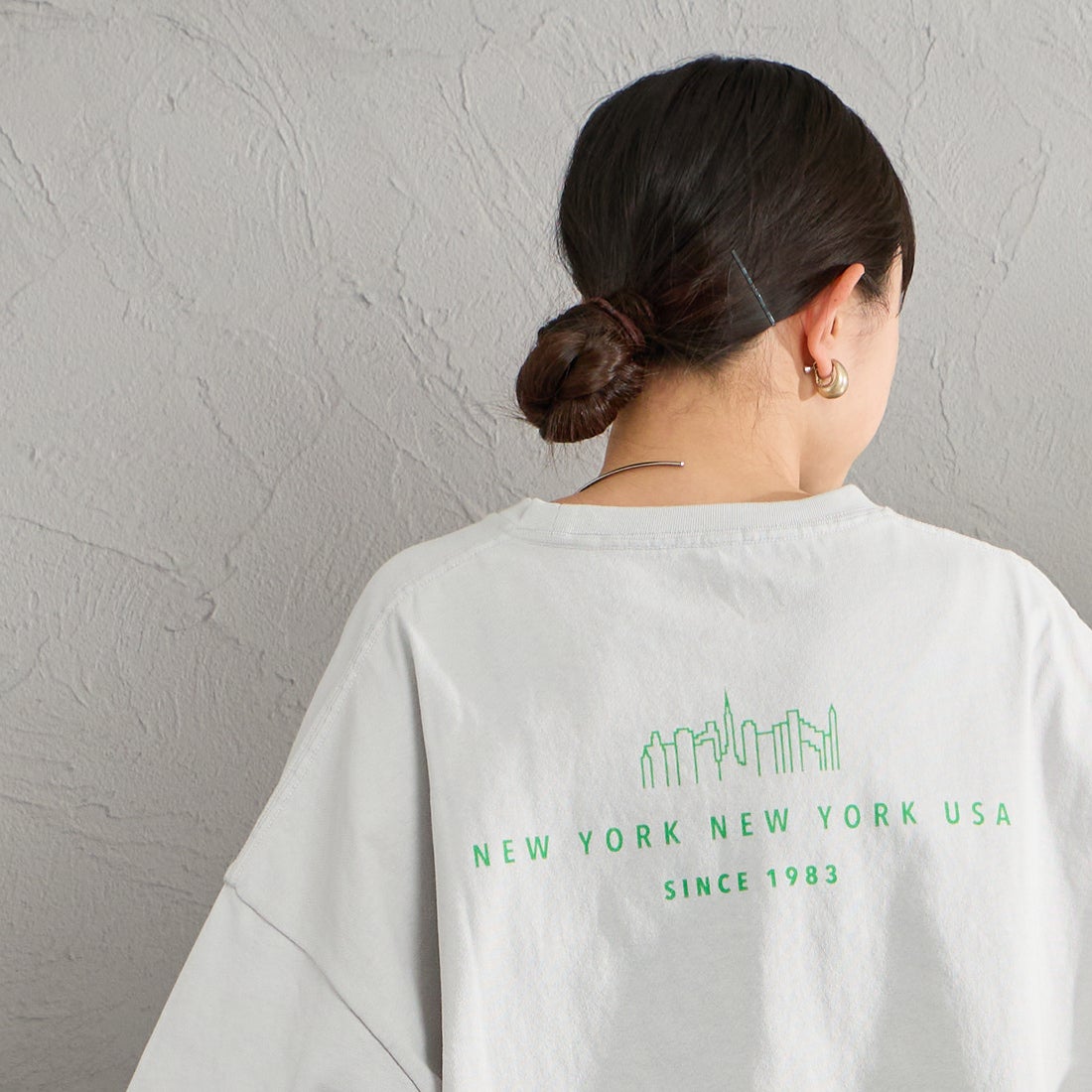 MANHATTAN PORTAGE [マンハッタンポーテージ] 別注 ショート丈 ロゴプリントTシャツ [26SSMP-INL017-JF] L.GRAY &&モデル身長：150cm 着用サイズ：F&&