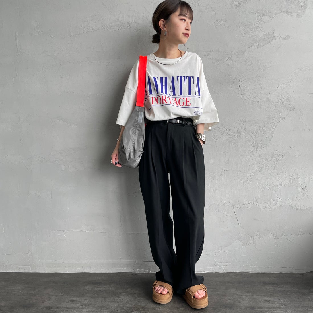 MANHATTAN PORTAGE [マンハッタンポーテージ] 別注 ショート丈 ロゴプリントTシャツ [26SSMP-INL017-JF] WHITE &&モデル身長：150cm 着用サイズ：F&&