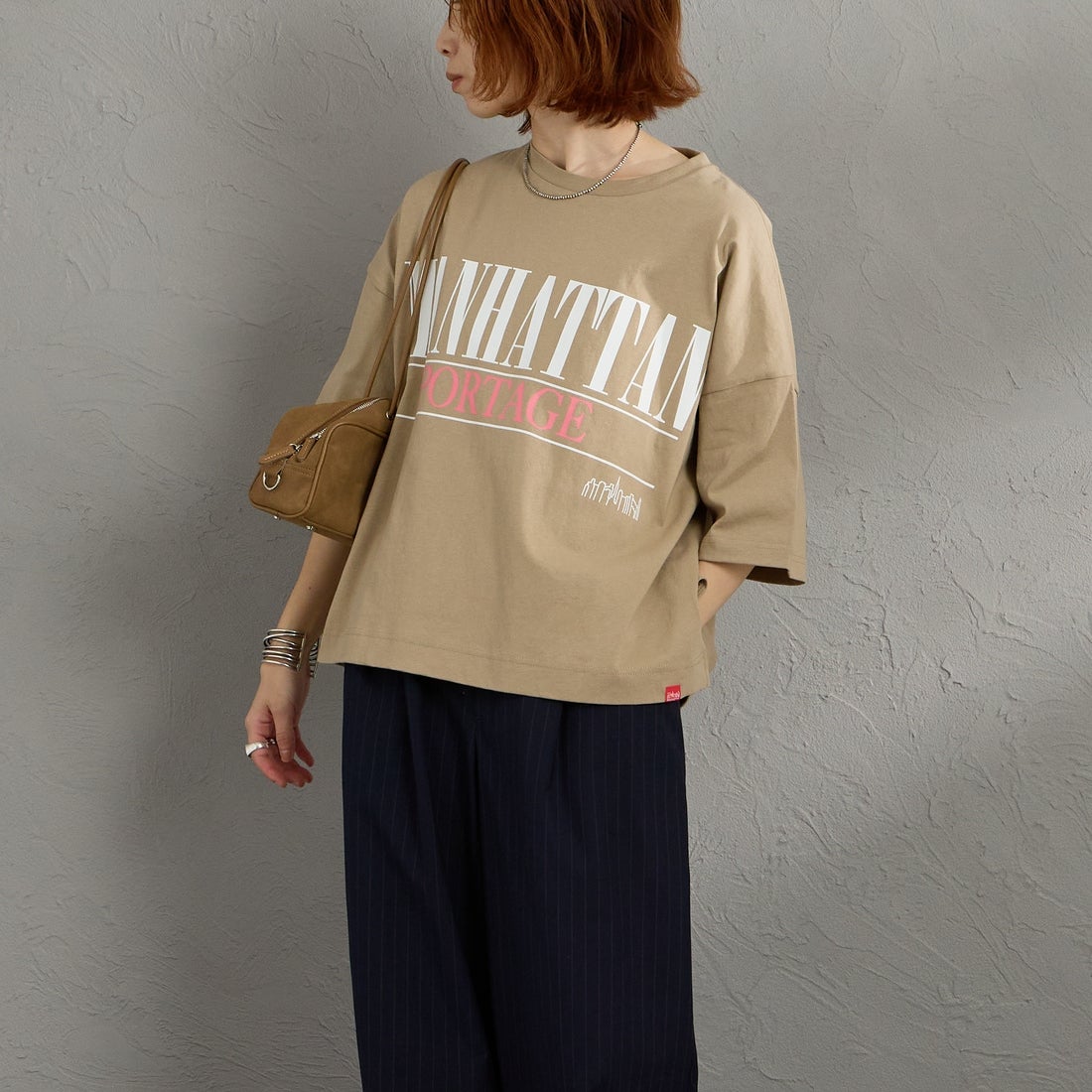 MANHATTAN PORTAGE [マンハッタンポーテージ] 別注 ショート丈 ロゴプリントTシャツ [26SSMP-INL017-JF] BEIGE &&モデル身長：158cm 着用サイズ：F&&