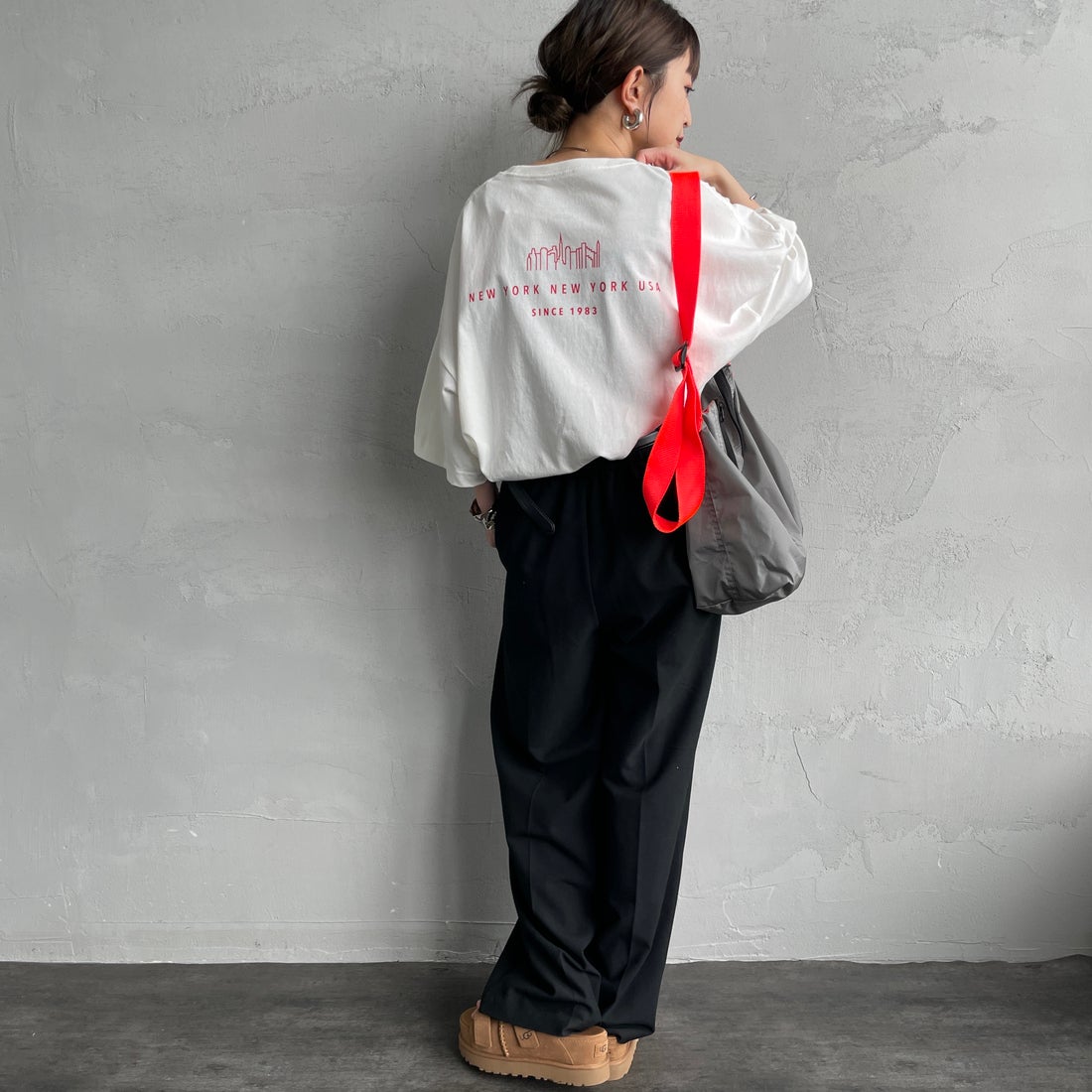 MANHATTAN PORTAGE [マンハッタンポーテージ] 別注 ショート丈 ロゴプリントTシャツ [26SSMP-INL017-JF] WHITE &&モデル身長：150cm 着用サイズ：F&&