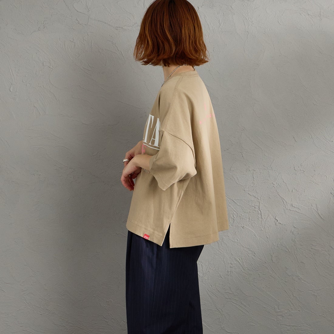 MANHATTAN PORTAGE [マンハッタンポーテージ] 別注 ショート丈 ロゴプリントTシャツ [26SSMP-INL017-JF] BEIGE &&モデル身長：158cm 着用サイズ：F&&