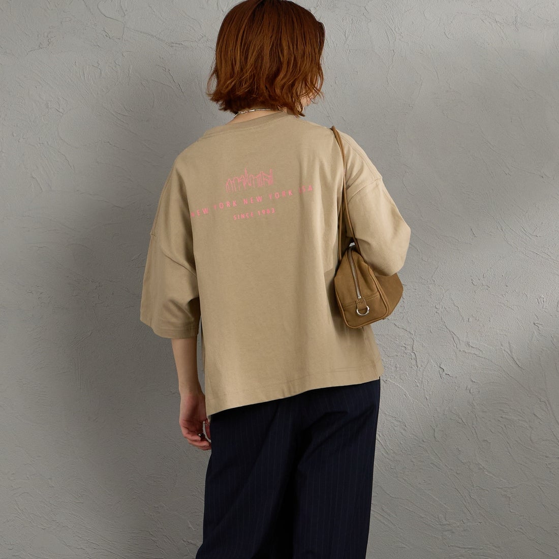 MANHATTAN PORTAGE [マンハッタンポーテージ] 別注 ショート丈 ロゴプリントTシャツ [26SSMP-INL017-JF] BEIGE &&モデル身長：158cm 着用サイズ：F&&