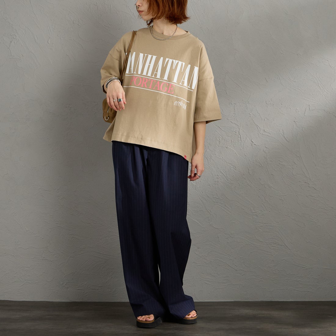 MANHATTAN PORTAGE [マンハッタンポーテージ] 別注 ショート丈 ロゴプリントTシャツ [26SSMP-INL017-JF] BEIGE &&モデル身長：158cm 着用サイズ：F&&