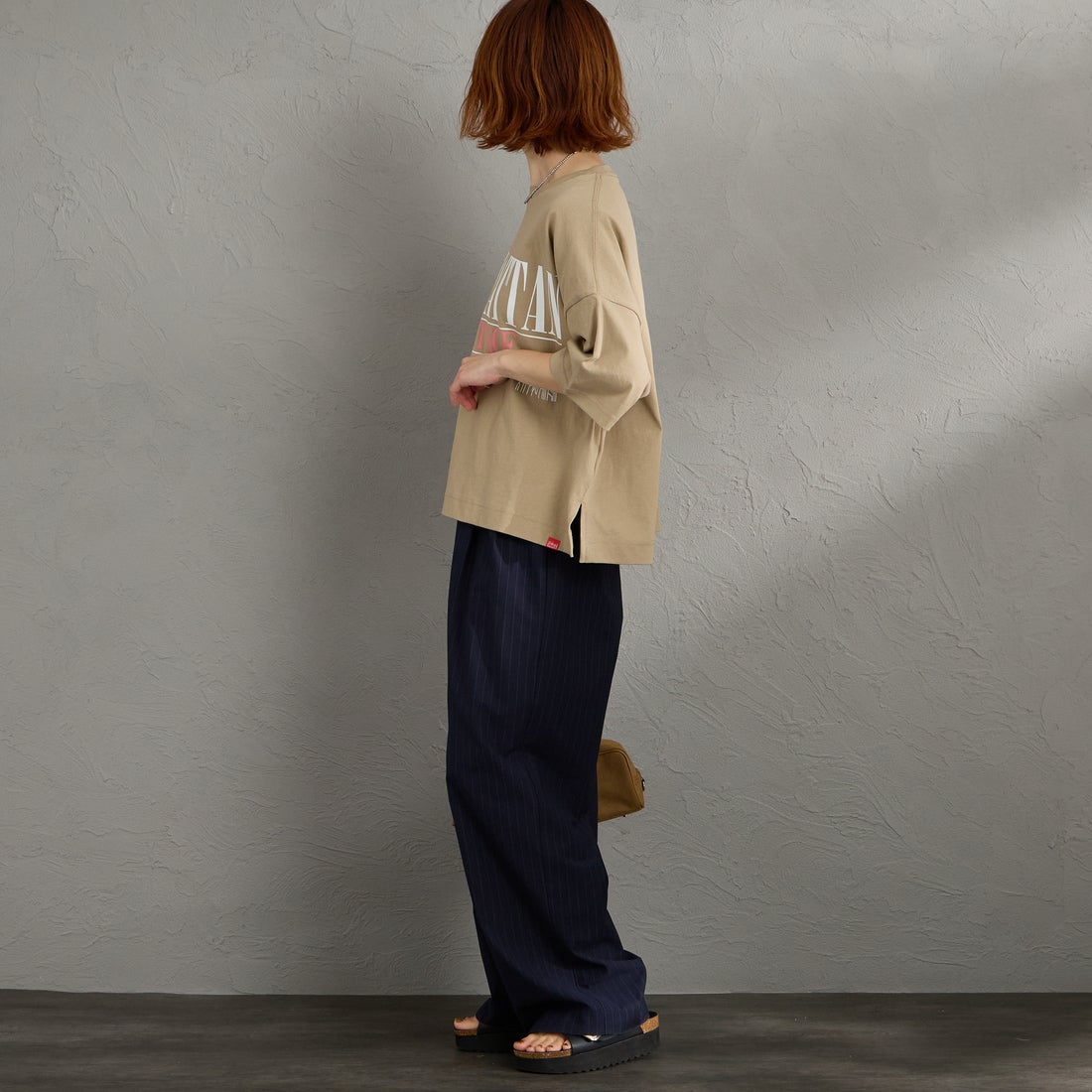 MANHATTAN PORTAGE [マンハッタンポーテージ] 別注 ショート丈 ロゴプリントTシャツ [26SSMP-INL017-JF] BEIGE &&モデル身長：158cm 着用サイズ：F&&