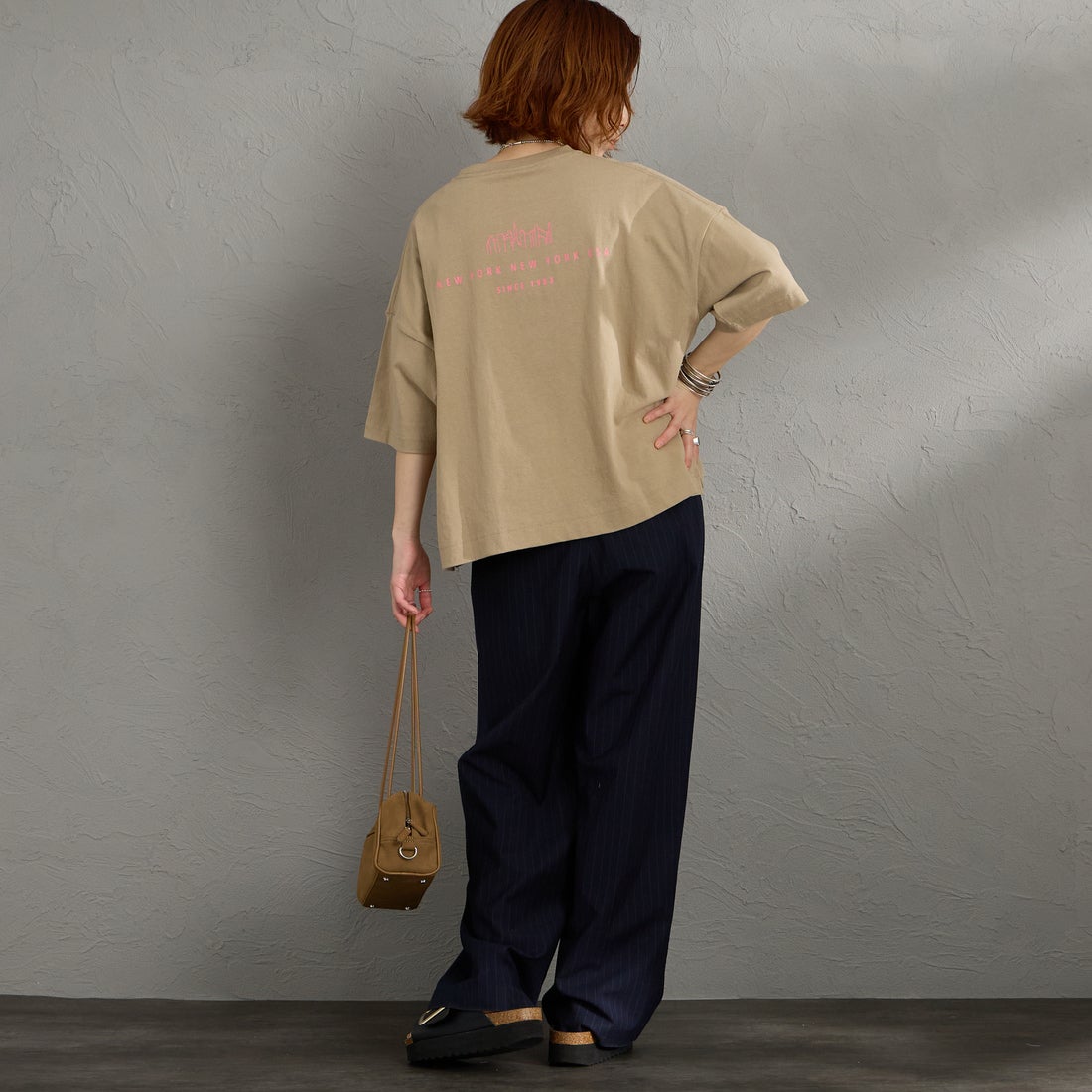 MANHATTAN PORTAGE [マンハッタンポーテージ] 別注 ショート丈 ロゴプリントTシャツ [26SSMP-INL017-JF] BEIGE &&モデル身長：158cm 着用サイズ：F&&