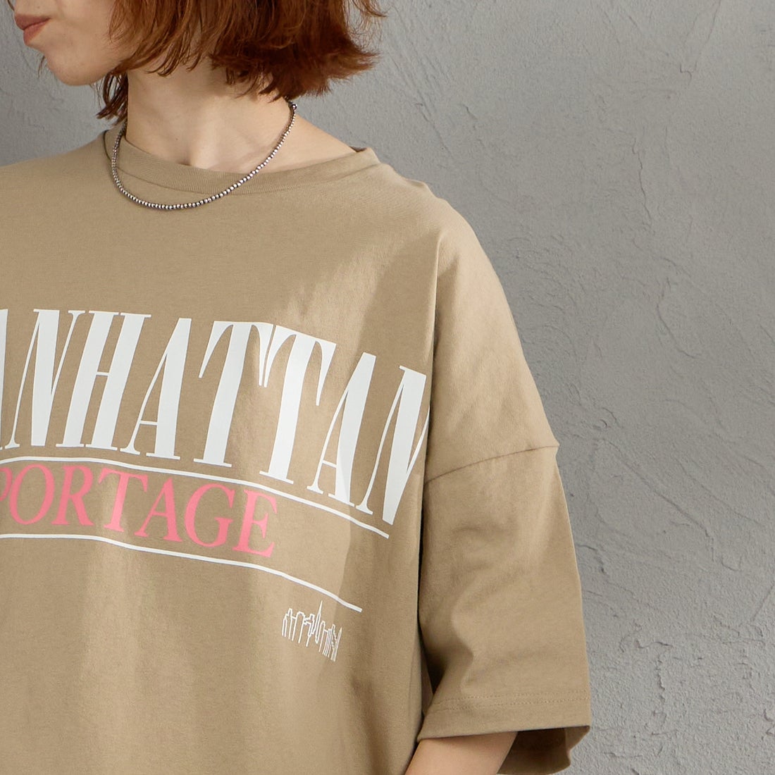 MANHATTAN PORTAGE [マンハッタンポーテージ] 別注 ショート丈 ロゴプリントTシャツ [26SSMP-INL017-JF] BEIGE &&モデル身長：158cm 着用サイズ：F&&