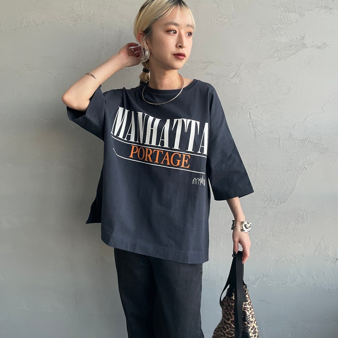MANHATTAN PORTAGE [マンハッタンポーテージ] 別注 ショート丈 ロゴプリントTシャツ [26SSMP-INL017-JF] NAVY &&モデル身長：150cm 着用サイズ：F&&