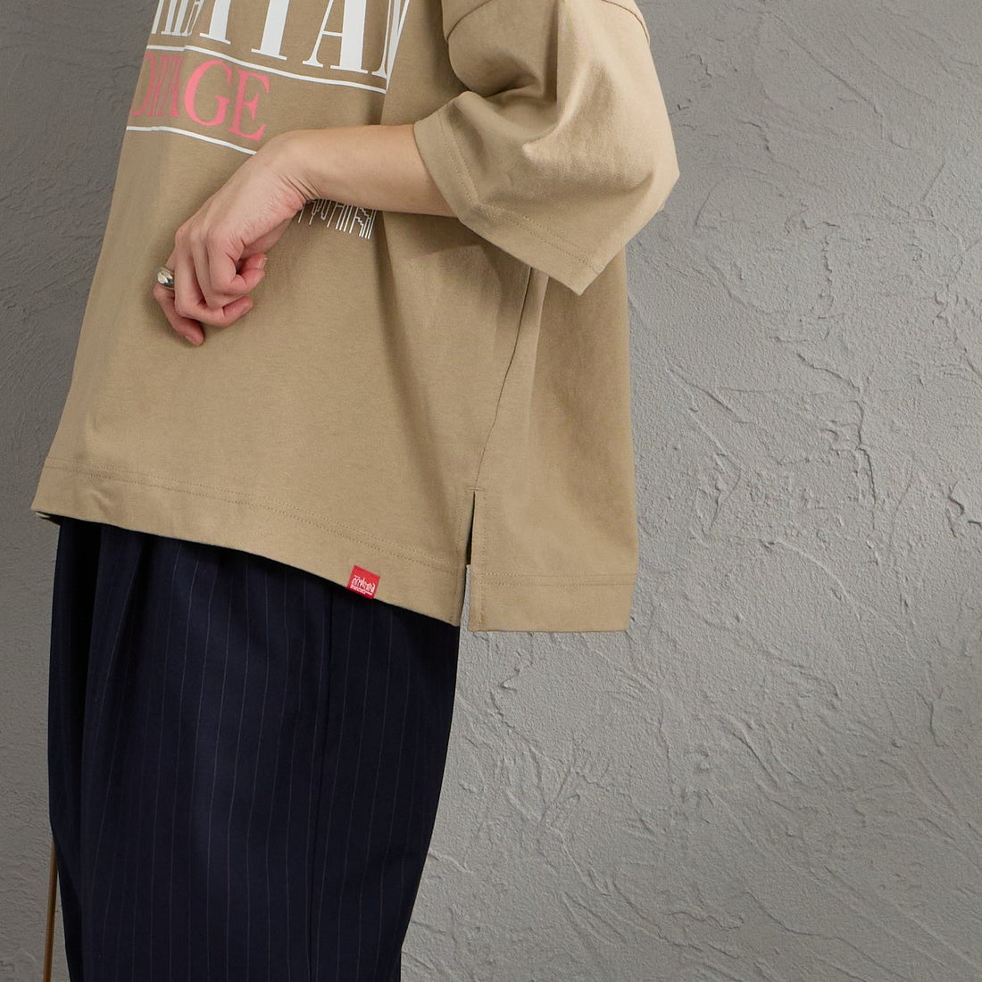 MANHATTAN PORTAGE [マンハッタンポーテージ] 別注 ショート丈 ロゴプリントTシャツ [26SSMP-INL017-JF] BEIGE &&モデル身長：158cm 着用サイズ：F&&