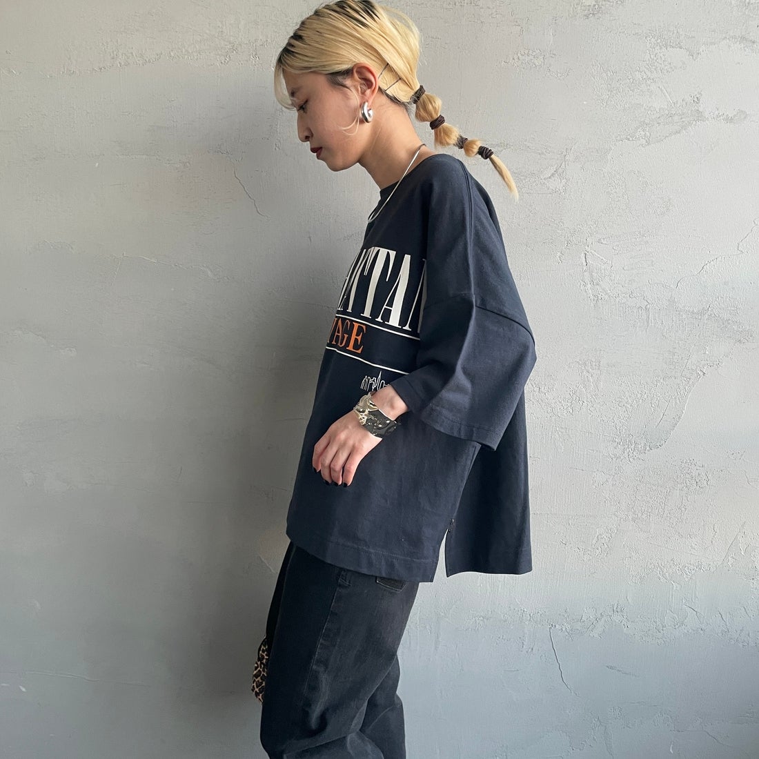 MANHATTAN PORTAGE [マンハッタンポーテージ] 別注 ショート丈 ロゴプリントTシャツ [26SSMP-INL017-JF] NAVY &&モデル身長：150cm 着用サイズ：F&&