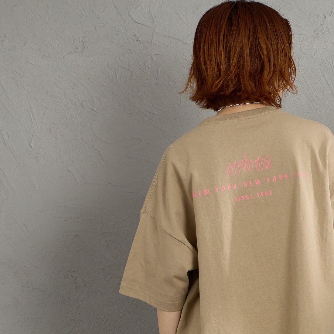 MANHATTAN PORTAGE [マンハッタンポーテージ] 別注 ショート丈 ロゴプリントTシャツ [26SSMP-INL017-JF] BEIGE &&モデル身長：158cm 着用サイズ：F&&