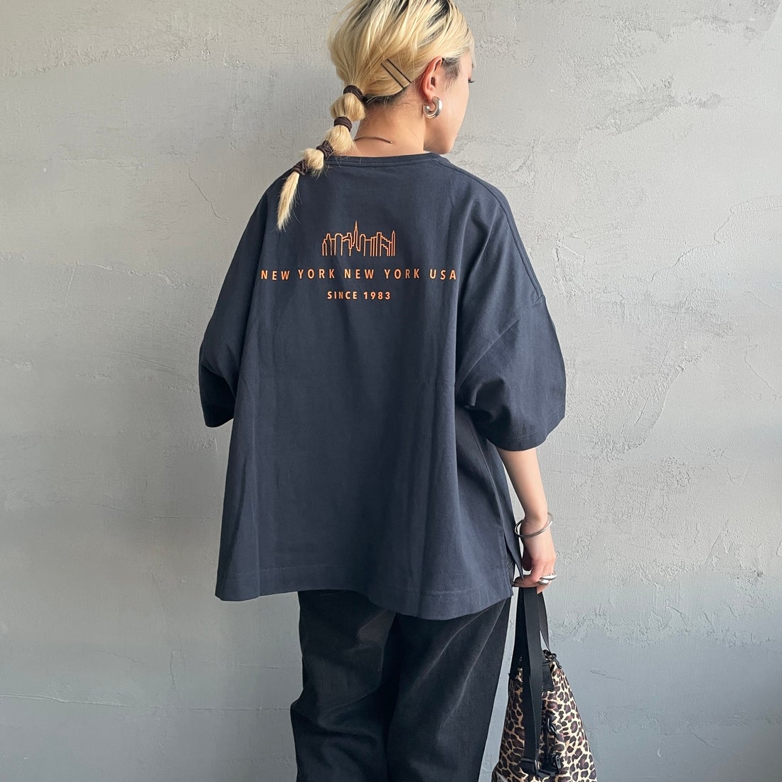 MANHATTAN PORTAGE [マンハッタンポーテージ] 別注 ショート丈 ロゴプリントTシャツ [26SSMP-INL017-JF] NAVY &&モデル身長：150cm 着用サイズ：F&&