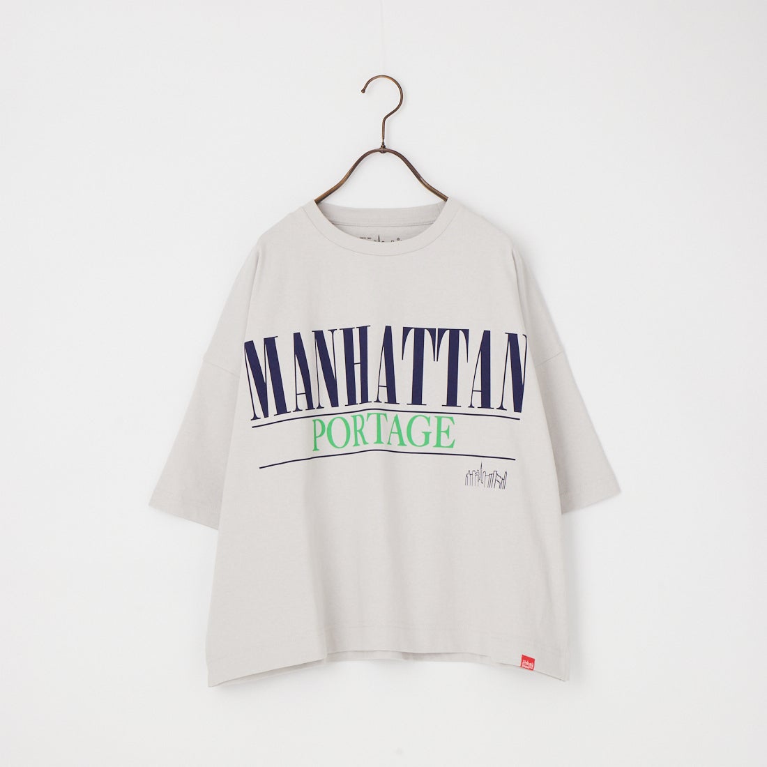 MANHATTAN PORTAGE [マンハッタンポーテージ] 別注 ショート丈 ロゴプリントTシャツ [26SSMP-INL017-JF] L.GRAY