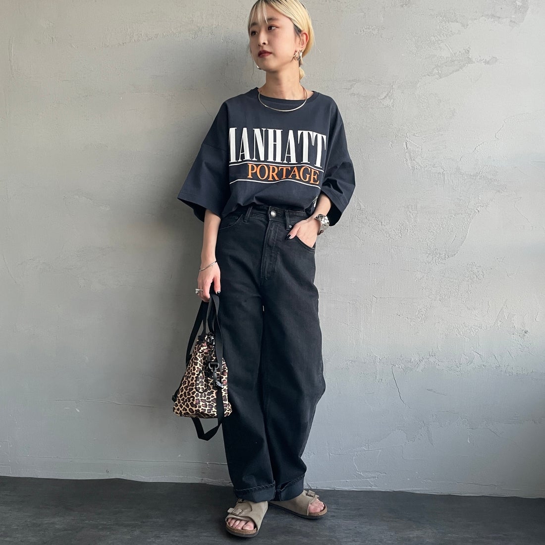 MANHATTAN PORTAGE [マンハッタンポーテージ] 別注 ショート丈 ロゴプリントTシャツ [26SSMP-INL017-JF] NAVY &&モデル身長：150cm 着用サイズ：F&&