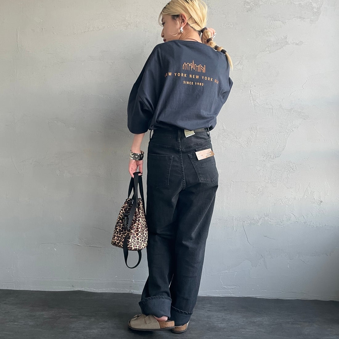 MANHATTAN PORTAGE [マンハッタンポーテージ] 別注 ショート丈 ロゴプリントTシャツ [26SSMP-INL017-JF] NAVY &&モデル身長：150cm 着用サイズ：F&&