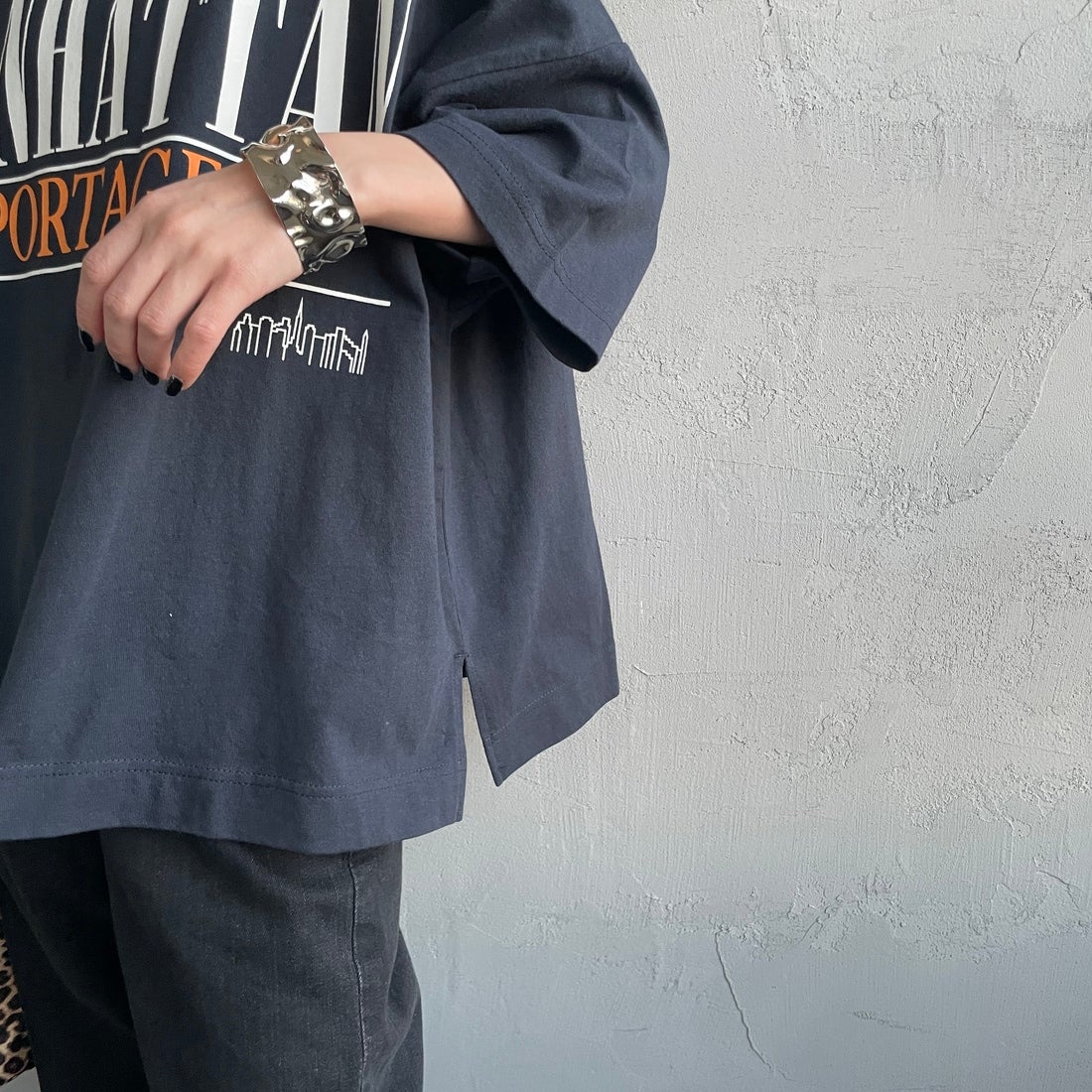 MANHATTAN PORTAGE [マンハッタンポーテージ] 別注 ショート丈 ロゴプリントTシャツ [26SSMP-INL017-JF] NAVY &&モデル身長：150cm 着用サイズ：F&&