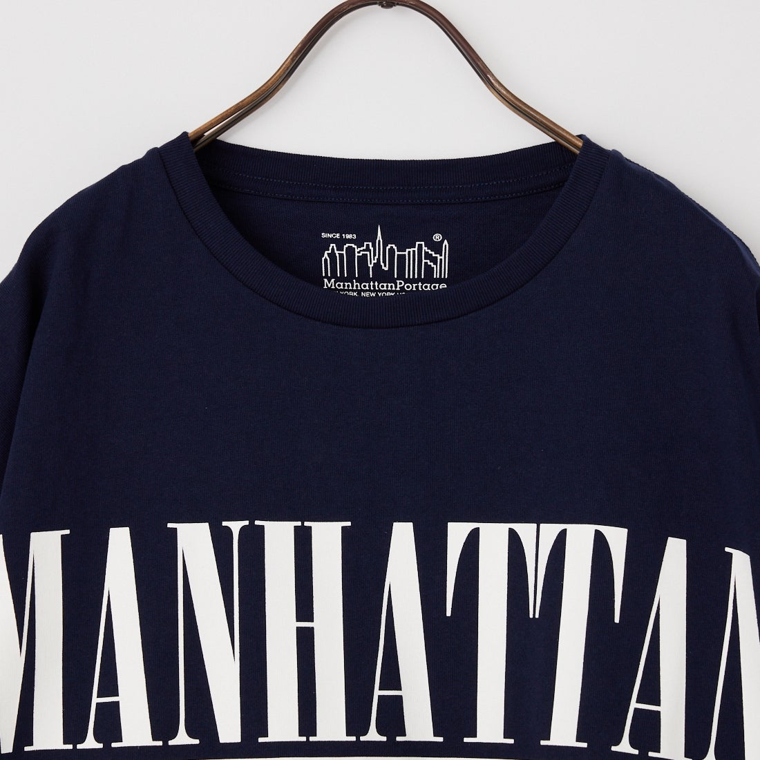 MANHATTAN PORTAGE [マンハッタンポーテージ] 別注 ショート丈 ロゴプリントTシャツ [26SSMP-INL017-JF] NAVY