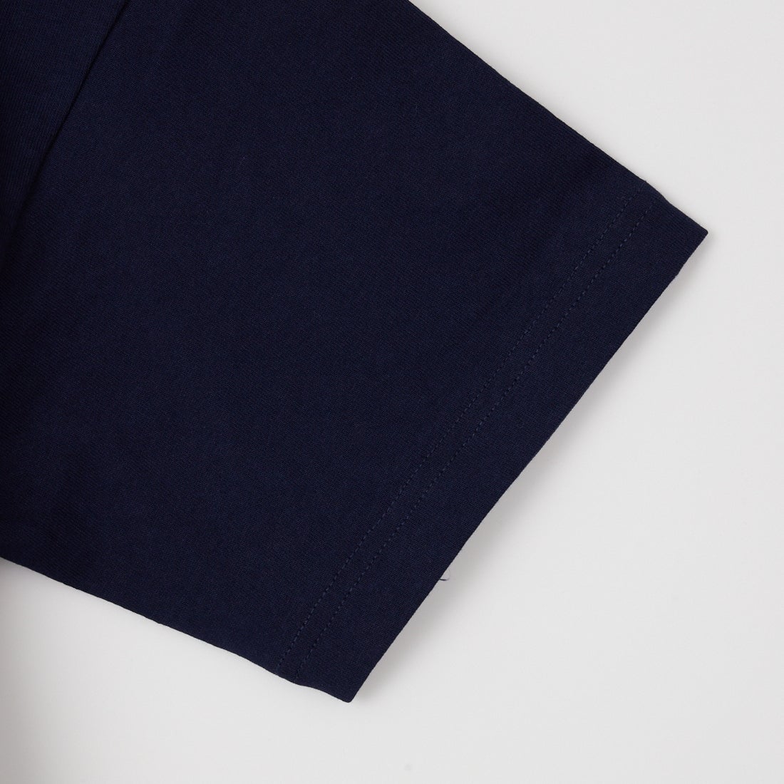 MANHATTAN PORTAGE [マンハッタンポーテージ] 別注 ショート丈 ロゴプリントTシャツ [26SSMP-INL017-JF] NAVY