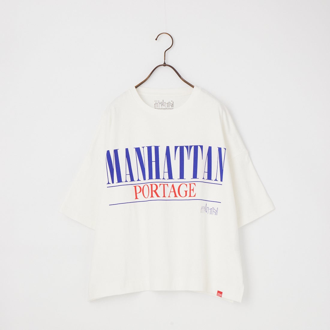 MANHATTAN PORTAGE [マンハッタンポーテージ] 別注 ショート丈 ロゴプリントTシャツ [26SSMP-INL017-JF] WHITE