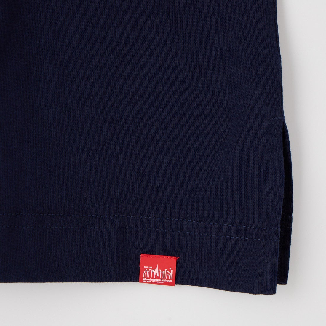 MANHATTAN PORTAGE [マンハッタンポーテージ] 別注 ショート丈 ロゴプリントTシャツ [26SSMP-INL017-JF] NAVY