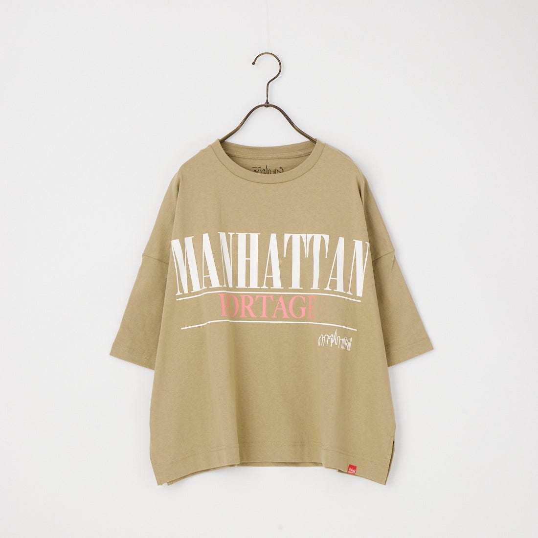 MANHATTAN PORTAGE [マンハッタンポーテージ] 別注 ショート丈 ロゴプリントTシャツ [26SSMP-INL017-JF] BEIGE