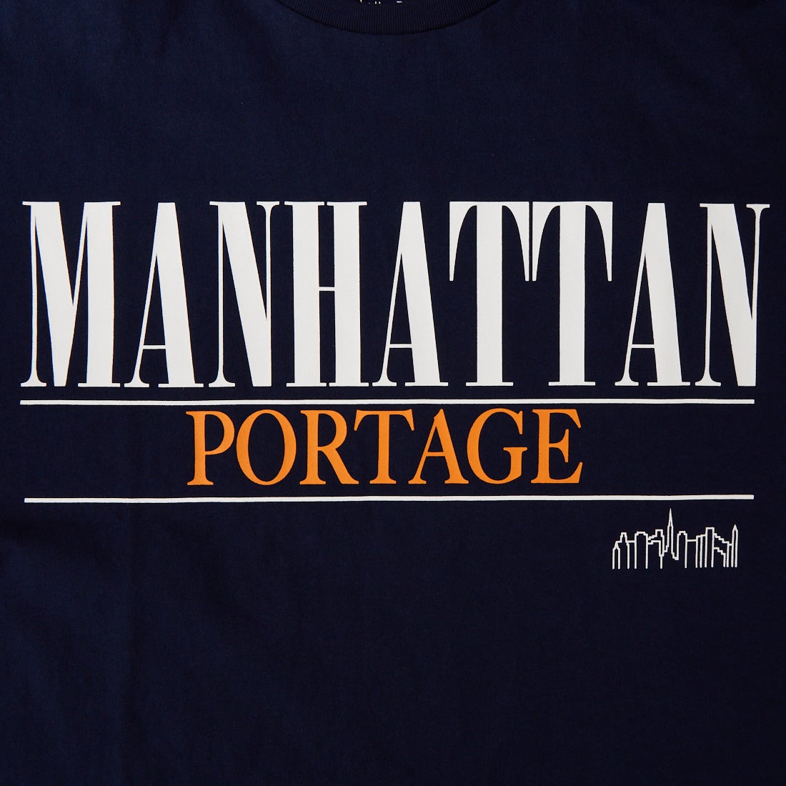 MANHATTAN PORTAGE [マンハッタンポーテージ] 別注 ショート丈 ロゴプリントTシャツ [26SSMP-INL017-JF] NAVY
