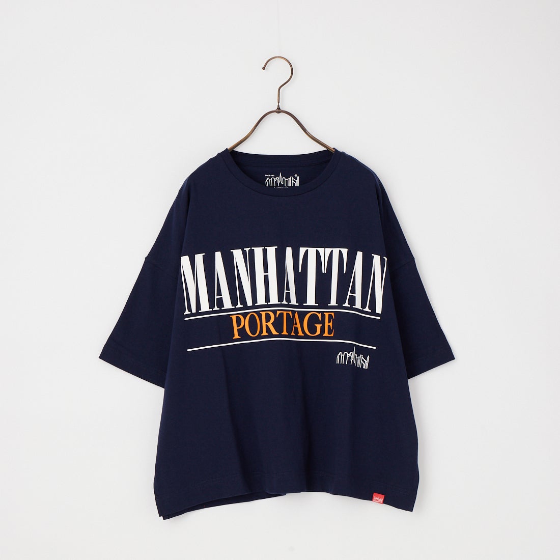 MANHATTAN PORTAGE [マンハッタンポーテージ] 別注 ショート丈 ロゴプリントTシャツ [26SSMP-INL017-JF] NAVY