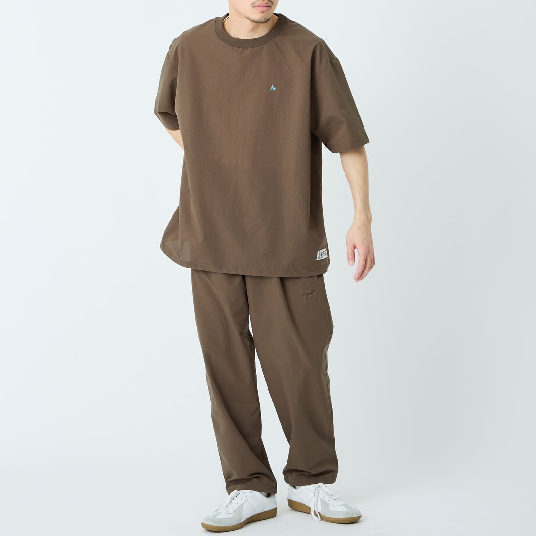 Marmot [マーモット] 別注 Dot Air バックプリント ショートスリーブTシャツ [MTSS26MTP333IN-JF] BROWN &&モデル身長：168cm 着用サイズ：L&&
