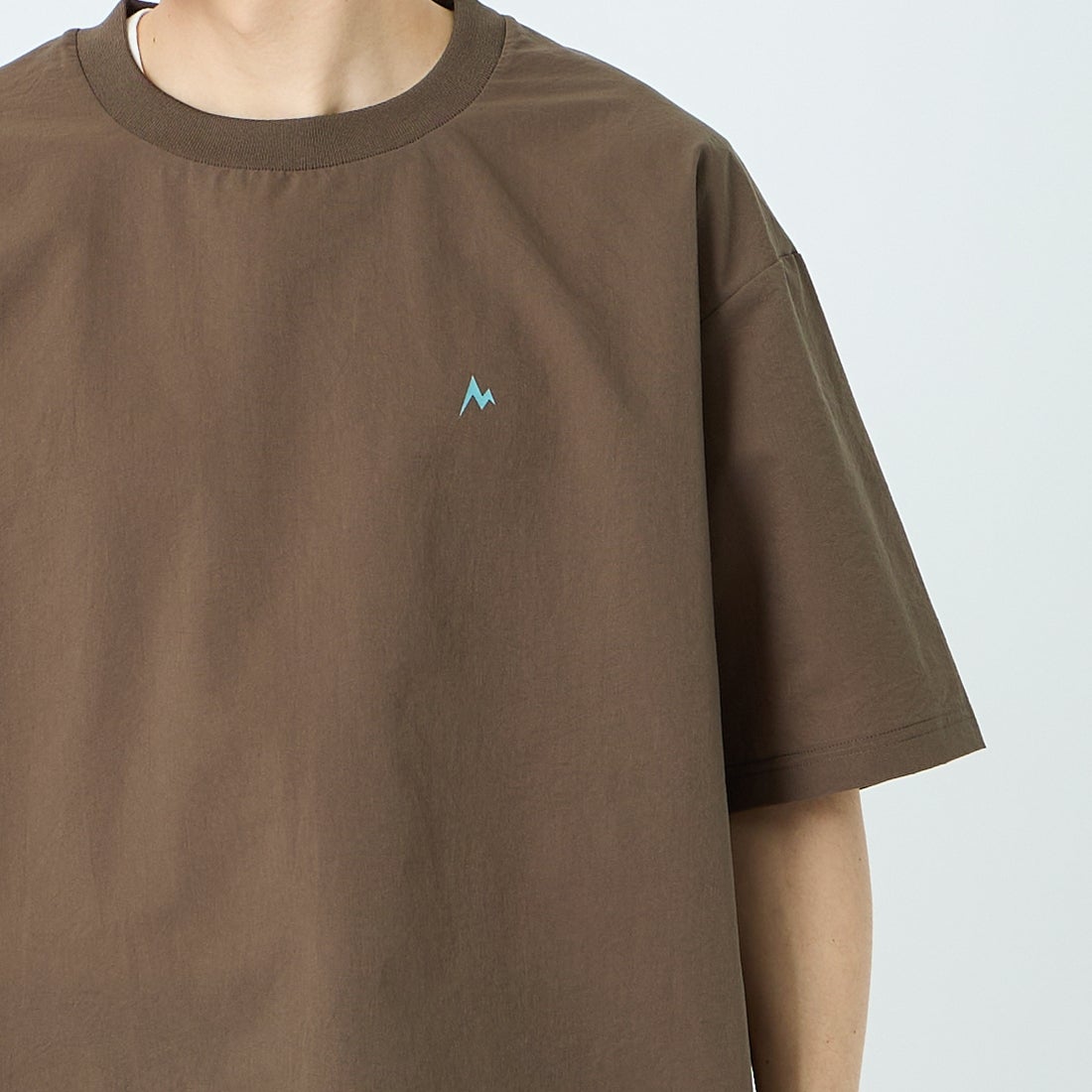Marmot [マーモット] 別注 Dot Air バックプリント ショートスリーブTシャツ [MTSS26MTP333IN-JF] BROWN &&モデル身長：168cm 着用サイズ：L&&