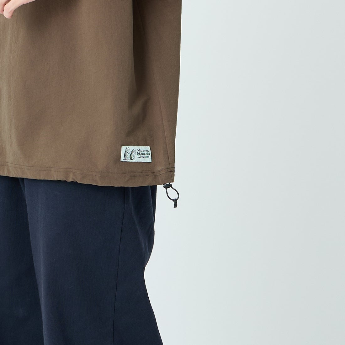 Marmot [マーモット] 別注 Dot Air バックプリント ショートスリーブTシャツ [MTSS26MTP333IN-JF] BROWN &&モデル身長：168cm 着用サイズ：L&&