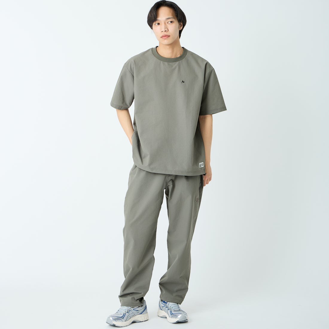 Marmot [マーモット] 別注 Dot Air バックプリント ショートスリーブTシャツ [MTSS26MTP333IN-JF] CHARCOAL &&モデル身長：179cm 着用サイズ：L&&
