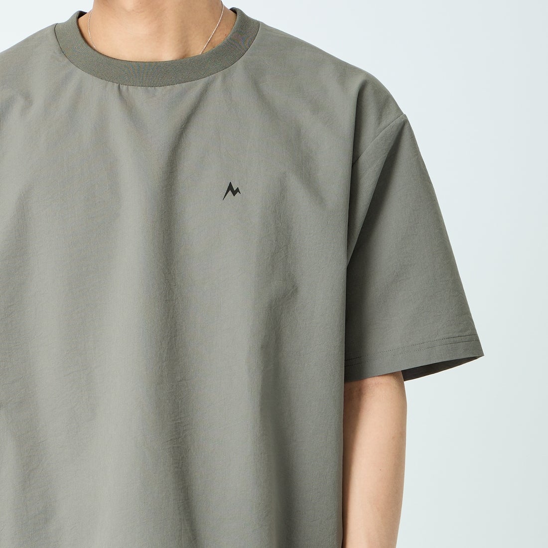 Marmot [マーモット] 別注 Dot Air バックプリント ショートスリーブTシャツ [MTSS26MTP333IN-JF] CHARCOAL &&モデル身長：179cm 着用サイズ：L&&