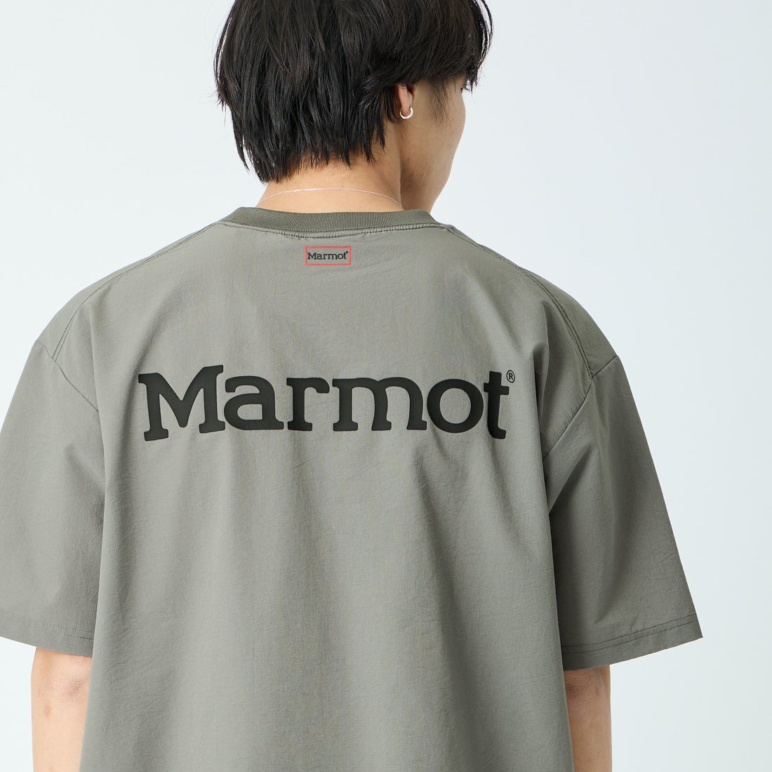 Marmot [マーモット] 別注 Dot Air バックプリント ショートスリーブTシャツ [MTSS26MTP333IN-JF] CHARCOAL &&モデル身長：179cm 着用サイズ：L&&
