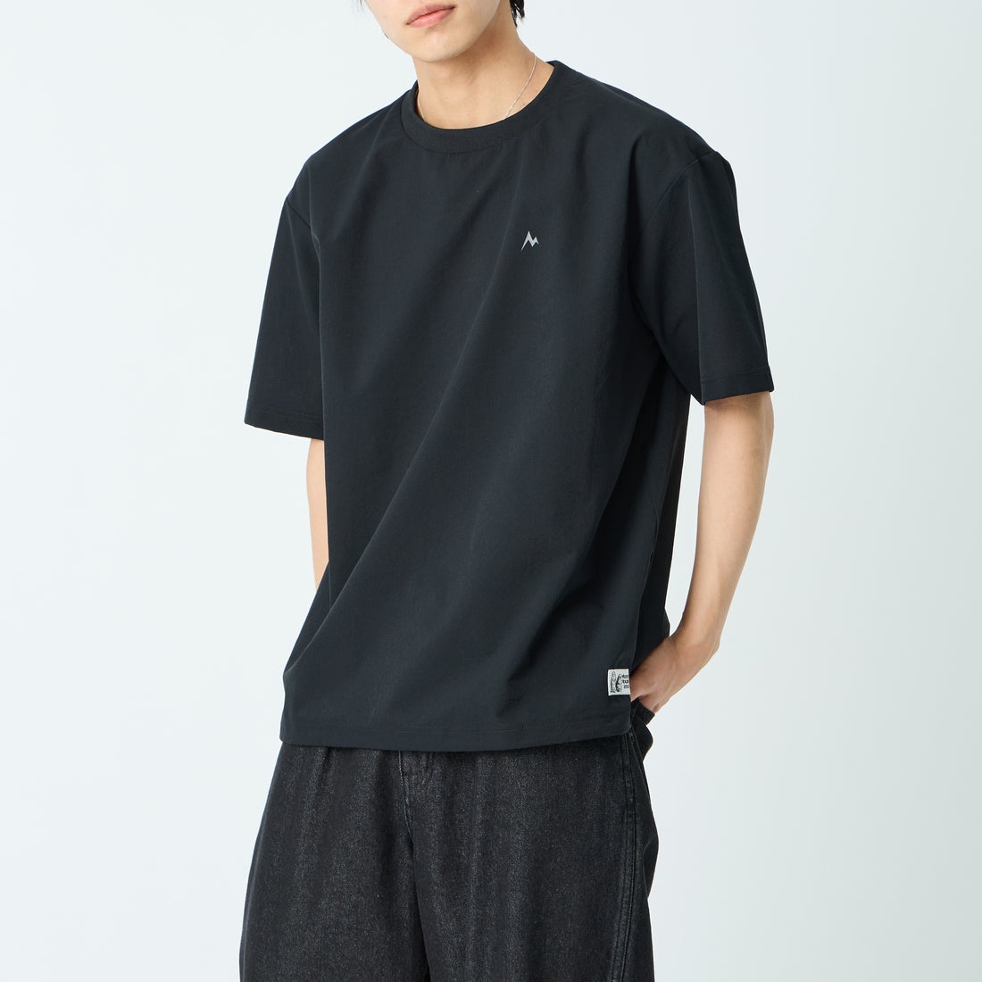 Marmot [マーモット] 別注 Dot Air バックプリント ショートスリーブTシャツ [MTSS26MTP333IN-JF] BLACK &&モデル身長：179cm 着用サイズ：L&&