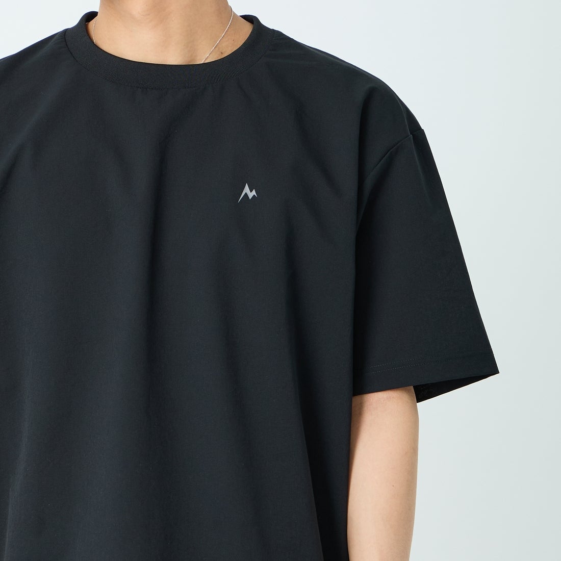 Marmot [マーモット] 別注 Dot Air バックプリント ショートスリーブTシャツ [MTSS26MTP333IN-JF] BLACK &&モデル身長：179cm 着用サイズ：L&&