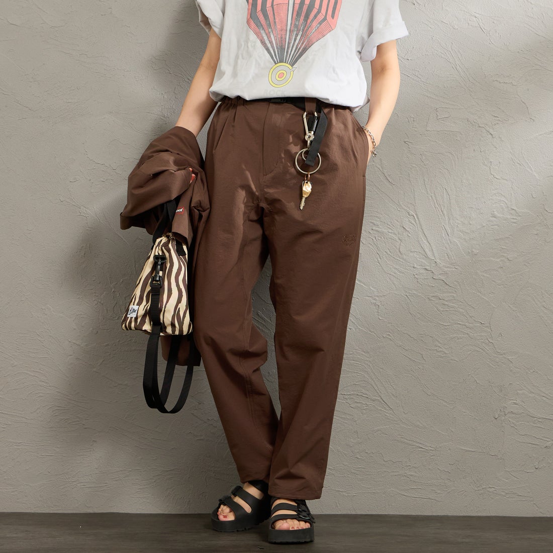 Marmot [マーモット] 別注 Dot Air ワンポイント刺繍ロゴ タックパンツ [MTSS26MPT334IN-JF] BROWN &&モデル身長：160cm 着用サイズ：S&&