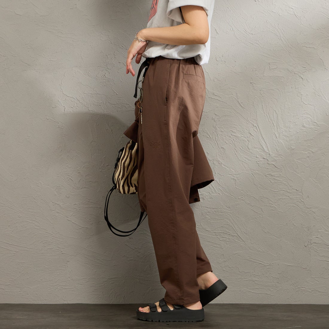 Marmot [マーモット] 別注 Dot Air ワンポイント刺繍ロゴ タックパンツ [MTSS26MPT334IN-JF] BROWN &&モデル身長：160cm 着用サイズ：S&&別注 Dot Air ワンポイント刺繍ロゴ タックパンツ [MTSS26MPT334IN-JF] BROWN