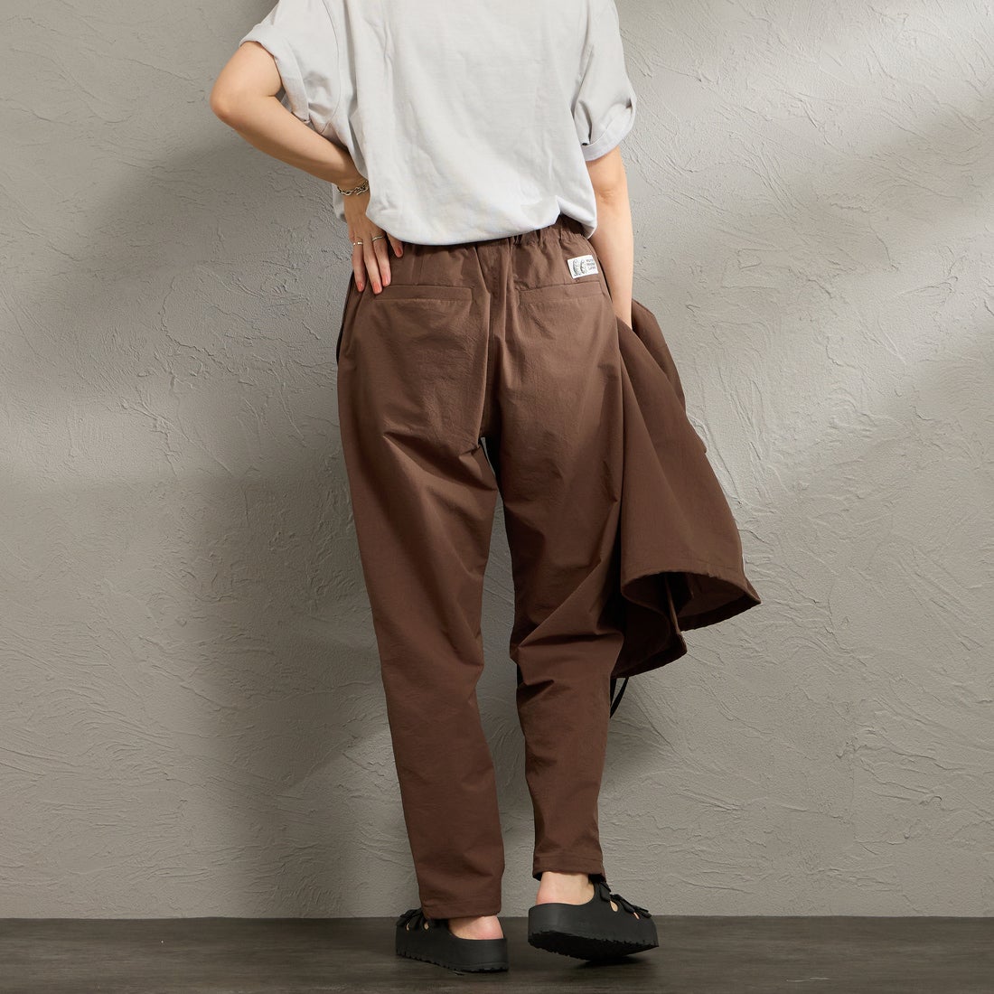 Marmot [マーモット] 別注 Dot Air ワンポイント刺繍ロゴ タックパンツ [MTSS26MPT334IN-JF] BROWN &&モデル身長：160cm 着用サイズ：S&&