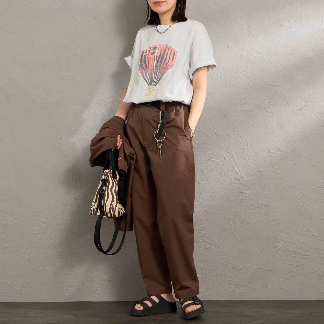 Marmot [マーモット] 別注 Dot Air ワンポイント刺繍ロゴ タックパンツ [MTSS26MPT334IN-JF] BROWN &&モデル身長：160cm 着用サイズ：S&&