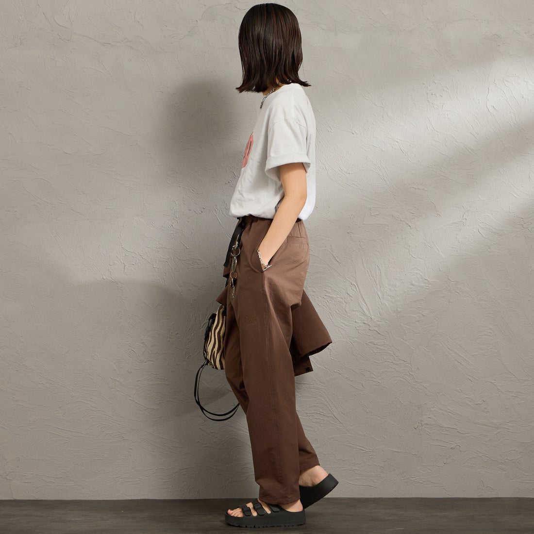 Marmot [マーモット] 別注 Dot Air ワンポイント刺繍ロゴ タックパンツ [MTSS26MPT334IN-JF] BROWN &&モデル身長：160cm 着用サイズ：S&&