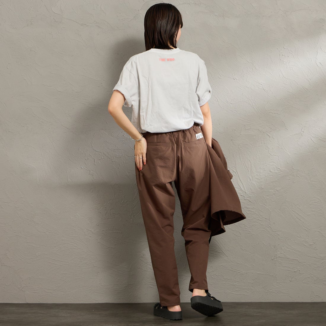 Marmot [マーモット] 別注 Dot Air ワンポイント刺繍ロゴ タックパンツ [MTSS26MPT334IN-JF] BROWN &&モデル身長：160cm 着用サイズ：S&&