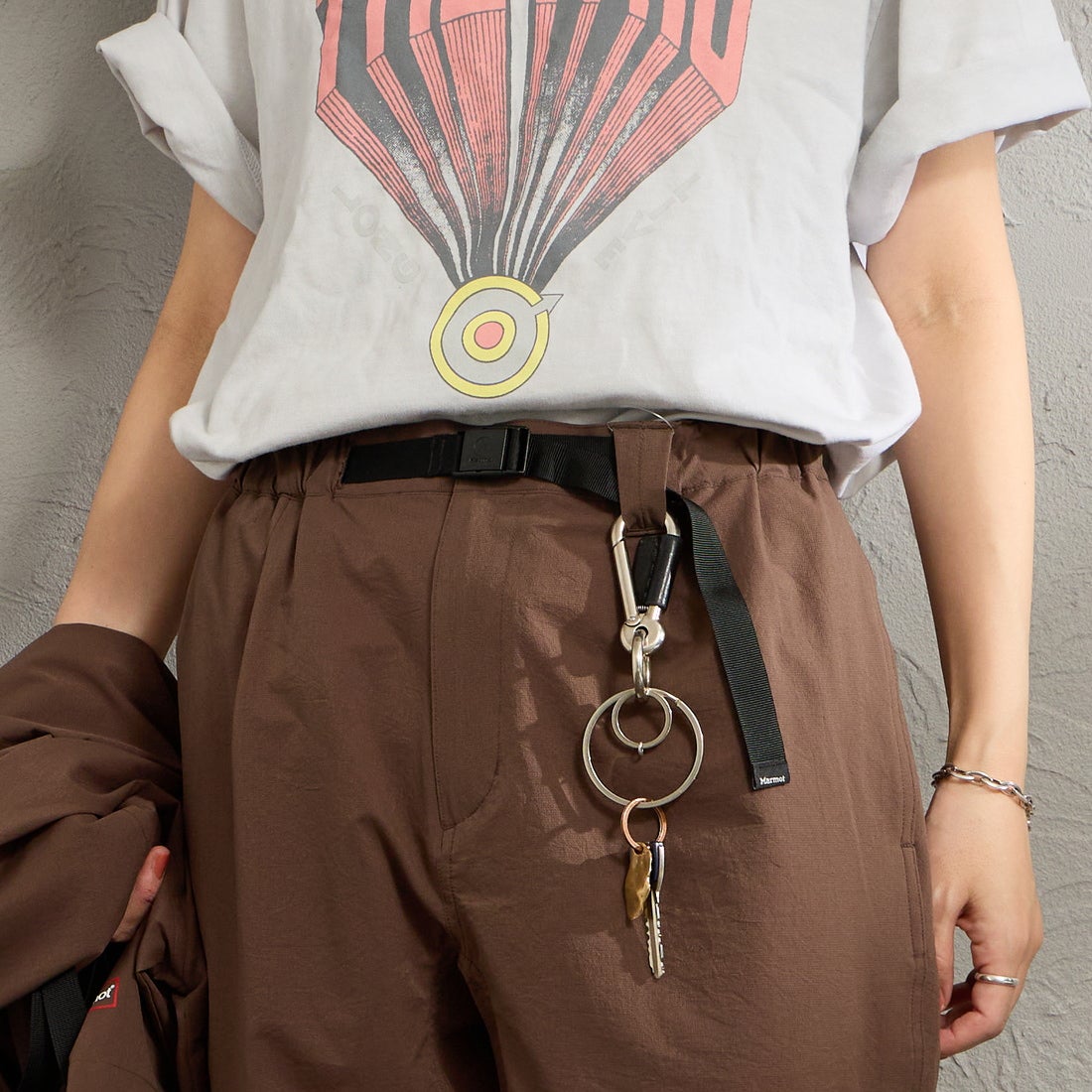 Marmot [マーモット] 別注 Dot Air ワンポイント刺繍ロゴ タックパンツ [MTSS26MPT334IN-JF] BROWN &&モデル身長：160cm 着用サイズ：S&&