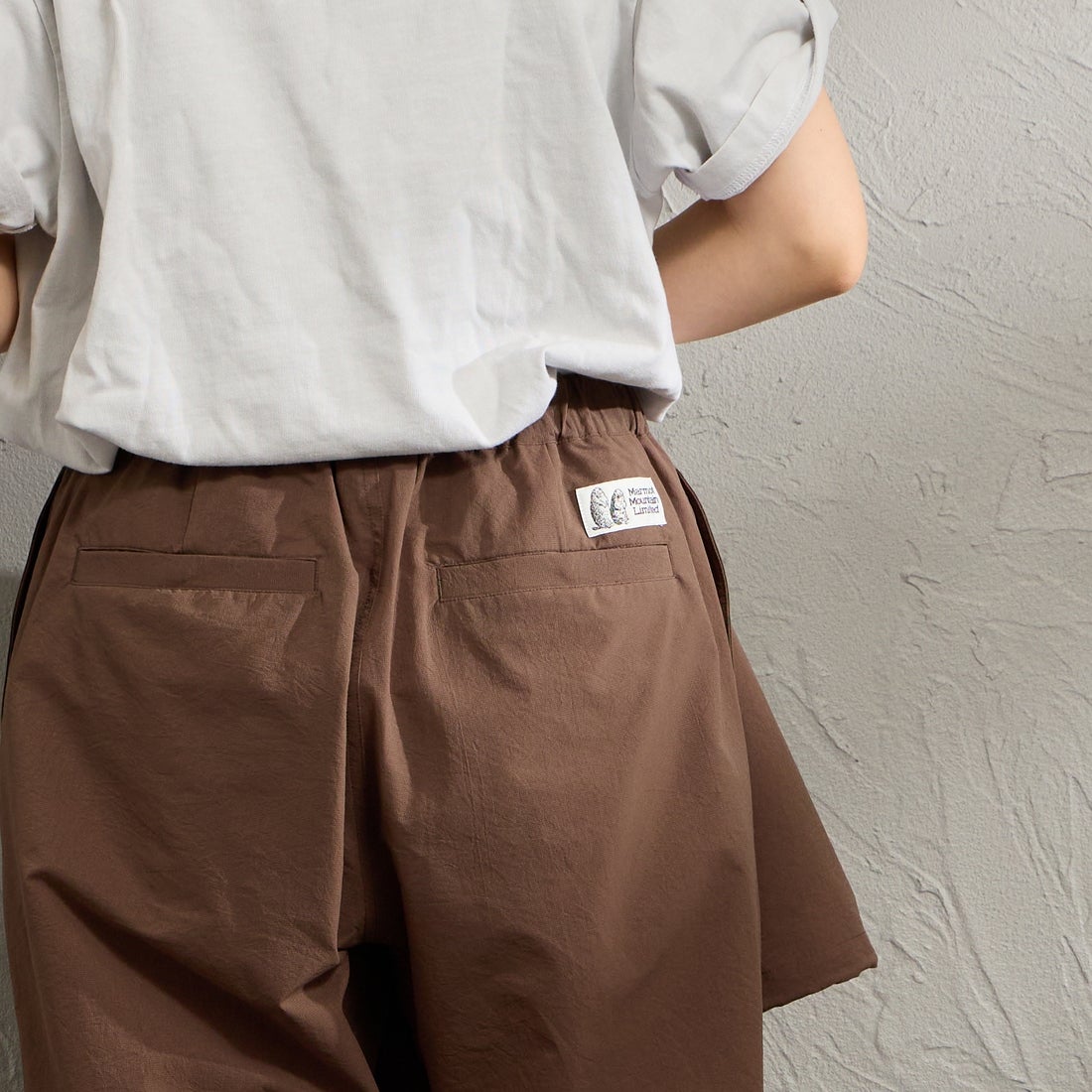 Marmot [マーモット] 別注 Dot Air ワンポイント刺繍ロゴ タックパンツ [MTSS26MPT334IN-JF] BROWN &&モデル身長：160cm 着用サイズ：S&&