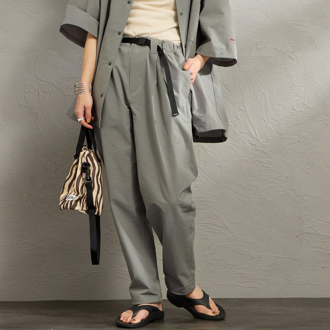 Marmot [マーモット] 別注 Dot Air ワンポイント刺繍ロゴ タックパンツ [MTSS26MPT334IN-JF] CHARCOAL &&モデル身長：158cm 着用サイズ：S&&