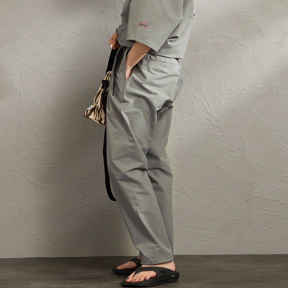 Marmot [マーモット] 別注 Dot Air ワンポイント刺繍ロゴ タックパンツ [MTSS26MPT334IN-JF] CHARCOAL &&モデル身長：158cm 着用サイズ：S&&