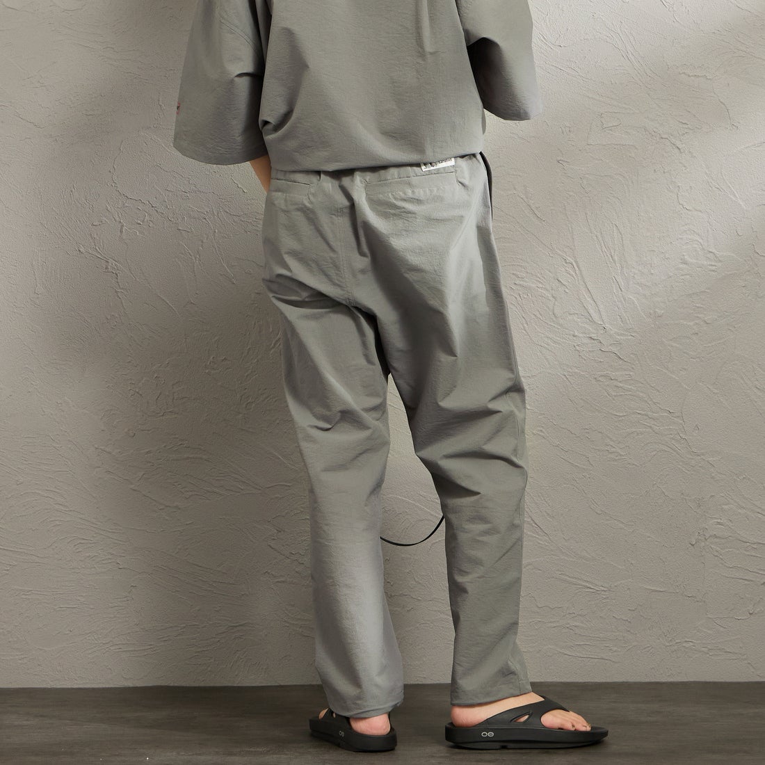 Marmot [マーモット] 別注 Dot Air ワンポイント刺繍ロゴ タックパンツ [MTSS26MPT334IN-JF] CHARCOAL &&モデル身長：158cm 着用サイズ：S&&