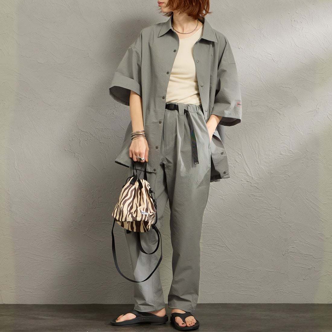 Marmot [マーモット] 別注 Dot Air ワンポイント刺繍ロゴ タックパンツ [MTSS26MPT334IN-JF] CHARCOAL &&モデル身長：158cm 着用サイズ：S&&