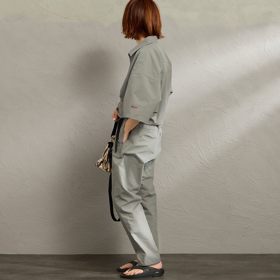 Marmot [マーモット] 別注 Dot Air ワンポイント刺繍ロゴ タックパンツ [MTSS26MPT334IN-JF] CHARCOAL &&モデル身長：158cm 着用サイズ：S&&